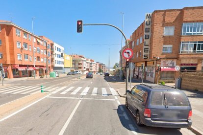 La colisión tuvo lugar a la altura del último semáforo de La Virgen del Camino, en dirección a León.