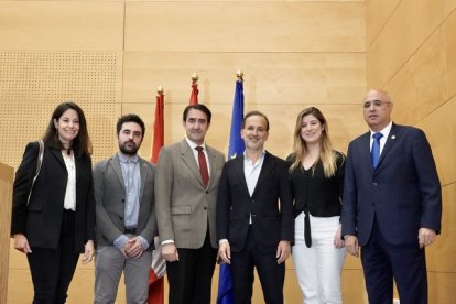 El consejero de Medio Ambiente, Vivienda y Ordenación del Territorio, Juan Carlos Suárez-Quiñones, inaugura la Jornada de Economía Circular en Castilla y León junto al secretario del Club de Excelencia en Sostenibilidad Juan Alfaro y el comisionado de la Ecomía Circular Alejandro Dorado