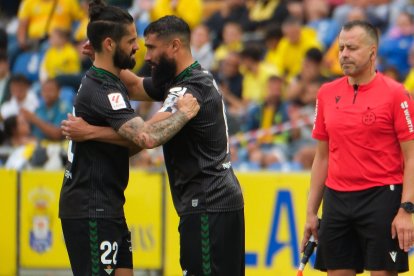 El centrocampista del Betis Isco Alarcón (i) es sustituido por Nabil Fekir tras sufrir una lesión durante el encuentro correspondiente a la jornada 36 de LaLiga entre U.D. Las Palmas y Real Betis Balompié. EFE/ Ángel Medina G.