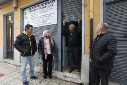 Manuel Casal y su mujer Concha Navarro, junto a Damián Martínez y Javier Tostón, este viernes, ante sus casas y su taller.