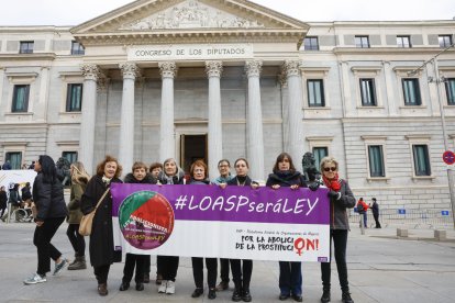 Imagen de archivo de la Plataforma Estatal de Organizaciones de Mujeres por la Abolición de la Prostitución (PAP) tras registrar en el Congreso de los Diputados una propuesta de legislación sobre la abolición de la prostitución. EFE/Zipi