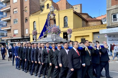 Salida de la procesión de la Virgen de la Alegría