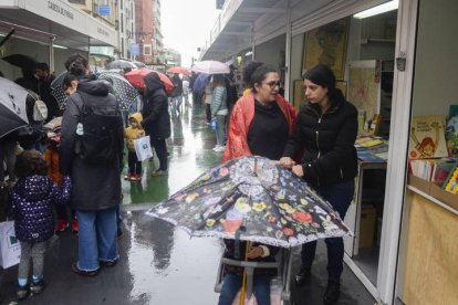 Pese a la lluvia, muchos lectores se han acercado hasta la Feria del Libro