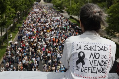 La plataforma Vecinas y vecinos de barrios y pueblos de Madrid ha convocado este domingo en Madrid una manifestación en defensa de la sanidad pública y para protestar contra las políticas del Ejecutivo madrileño que consideran como 