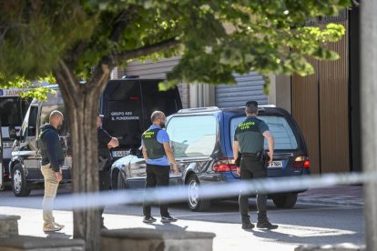 Miembros de los servicios médicos en el acceso a la vivienda después de que el hombre de 72 años, que permanecía atrincherado con un arma de fuego desde la noche de este domingo en una vivienda de Huétor Tájar (Granada) junto a sus dos nietos, de 10 y 12 años, matara a ambos y se ha suicidado.