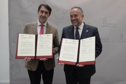 El consejero de Medio Ambiente, Juan Carlos Suárez-Quiñones, y el presidente de la Diputación, Gerardo Álvarez-Courel, en la firma del protocolo.