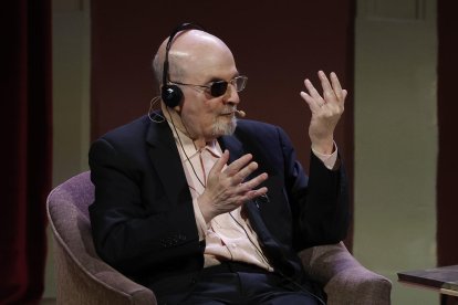 El escritor Salman Rushdie, que presenta en España su último libro, 'Cuchillo: meditaciones tras un intento de asesinato', donde reflexiona -en un tono que se llega a deslizar en lo humorístico- sobre el atentado casi mortal que sufrió en 2022, conversa con el escritor español Javier Cercas este lunes e el Ateneo de Madrid. EFE/  JJ Guillén