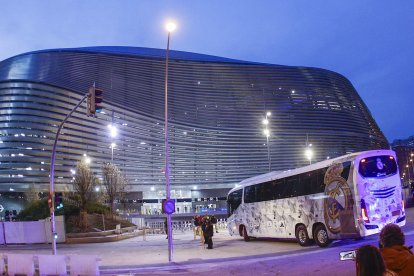 Una fuga de gas obliga a cortar Castellana y a cerrar la estación de Metro de Bernabéu. Imagen de archivo del estadio en un día de partido. EFE/ Rodrigo Jiménez