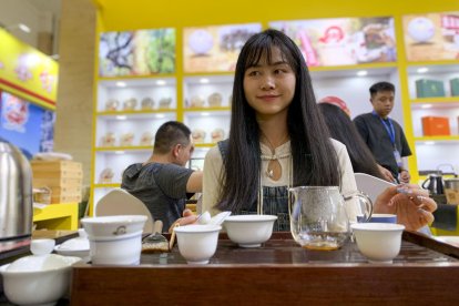 La experta en té Lin Shihui realiza la ceremonia del té en el estand en el que vende sus productos durante la 16º Exposición de la Ceremonia del Té que tiene lugar en el Centro Nacional de Exposiciones Agrícolas de Pekín. EFE/Jesús Centeno