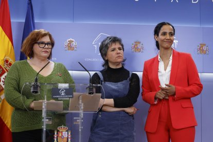 Las diputadas de Sumar Engracia Rivera, Gala Pin y Teslem Andala Ubbi (i a d) durante la rueda de prensa que han ofrecido este martes en el Congreso. EFE/ Zipi Aragón