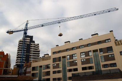 Vista de un bloque de viviendas nuevas en fase de construcción en Madrid. EFE/Mariscal