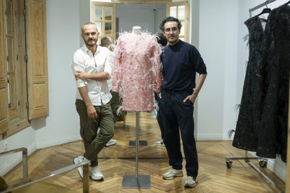 Antonio Burillo (d), y Juan Carlos Hernández, los creativos de la firma The 2nd Skin Co. que confeccionaron el vestido a la reina Letizia en la cena de gala con los reyes de Holanda, presentan su próxima colección para el otoño-invierno 24/25.-EFE/ Fernando Villar