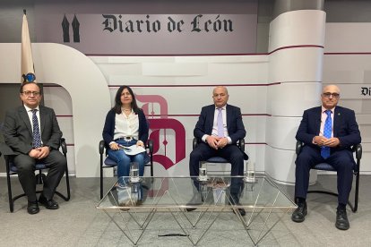 Santocildes, Pilar Infiesta, José Antonio Cuba y Santos Coll, en la primera mesa redonda.