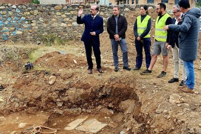 El alcalde Morala con Iván Alonso, y otros ediles, junto con técnicos de la exhumación