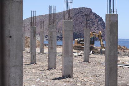 Imagen de archivo de las obras de construcción de un hotel en Tenerife. EFE/Alberto Valdés