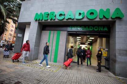 Imagen de archivo de un supermercado Mercadona, cadena en la que trabajaba la empleada despedida. EFE/ Biel Aliño