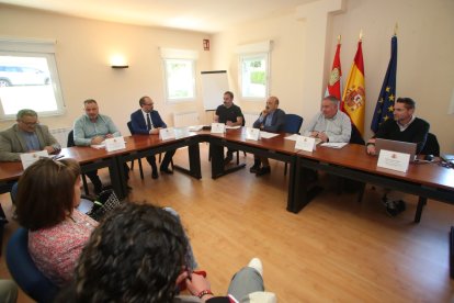 El presidente de la Confederación Hidrográfica del Miño Sil, Antonio Quiroga, se reúne con las dos mancomunidades del Bierzo Bajo para solucionar el problema del saneamiento que está bloqueando el desarrolo urbanístico e industrial de Ponferraday de una docena de municipios.