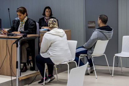 Un momento del juicio que se sigue contra un hombre de 34 años, acusado de golpear brutalmente a un profesor jubilado, de 73 años, en su domicilio de Logroño el 18 de febrero de 2020, lo que le provocó la muerte y sin que él tuviera posibilidad de defenderse, y contra una mujer, que, según el fiscal, tenía una relación personal con la víctima. EFE/ Raquel Manzanares