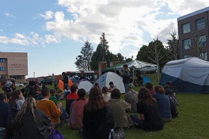 Lectura de poesía antibelicista en la acampada a apoyo a Palestina.