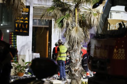 Cuatro personas han fallecido y 16 han resultado heridas al desplomarse en la Playa de Palma (Mallorca) el restaurante 'Medusa Beach Club' ubicado en una planta baja que se ha hundido hasta el sótano. EFE/Cati Cladera