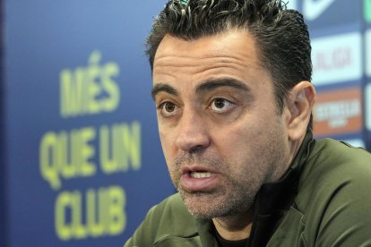 .- Imagen de archivo fechada el 3 de mayo del entrenador del FC Barcelona, Xavi Hernández, a quien el Barcelona ha comunicado este viernes que no seguirá la temporada que viene. EFE/ Alejandro García