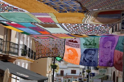 Tom Cruise, Leonardo DiCaprio o Antonio Banderas son algunas de las estrellas de cine que este año protagonizan el toldo de croché elaborado a partir de material reciclado que se instala cada verano en varias calles de Alhaurín de la Torre (Málaga) para dar sombra y frescor. EFE/Ayuntamiento de Alhaurín de la Torre //SOLO USO EDITORIAL/SOLO DISPONIBLE PARA ILUSTRAR LA NOTICIA QUE ACOMPAÑA (CRÉDITO OBLIGATORIO)//