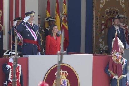 Los reyes Felipe y Letizia presiden el desfile del Día de las Fuerzas Armadas ante miles de ovetense.