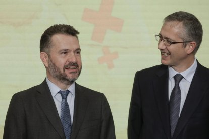 El gobernador del Banco de España, Pablo Hernández de Cos (d), conversa con el presidente de la CNMV, Rodrigo Buenaventura (i), antes de participar en Barcelona en un acto pasado sobre el Día de la Educación Financiera. EFE/Quique García