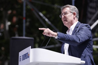 MADRID, 26/05/2024.-El líder del PP Alberto Nuñez Feijóo, interviene en la manifestación contra Pedro Sánchez y la ley de amnistía convocada por el PP, este domingo en Madrid. EFE/ Javier Lizon