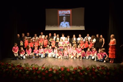 Foto de familia de la Gala del Deporte de Bembibre que un año más reafirmó la buena salud que luce el municipio. RODO LÓPEZ