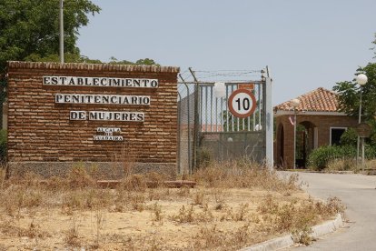 Entrada al Centro Penitenciario de Mujeres de Alcalá de Guadaíra (Sevilla) cuyo cierre para convertirla en un centro psiquiátrico penitenciario se ultima en estos días entre el rechazo de quienes, de una forma u otra, han participado del día a día de este lugar, que opinan que es una decisión tomada 