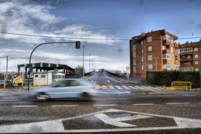 El proyecto contempla la demolición y posterior construcción del paso superior que conecta la localidad de Trobajo con la Avenida Antibióticos.