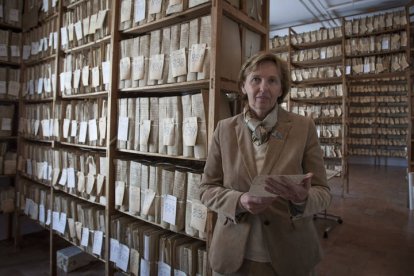 El futuro de la Fundación Casa Medina Sidonia, con un archivo de seis millones de documentos, pende de un juicio que se celebrará el próximo otoño, en el que los tres hijos de Luisa Isabel Álvarez de Toledo y Maura reclaman que ese patrimonio forma parte de su herencia. En la imagen de archivo (07/02/2014), Lilianne Dhalman, presidenta de la Fundación, posa en la biblioteca.