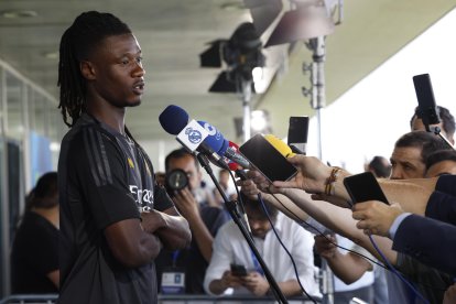 El centrocampista francés del Real Madrid Eduardo Camavinga atiende a la prensa tras el entrenamiento en el día abierto a los medios, previo a la final de la Liga de Campeones del sábado 1 de junio contra el Borussia Dortmund, en la ciudad deportiva del club. EFE/ J.J. Guillén