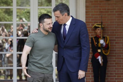 MADRID, 27/05/2024.- El presidente del gobierno español, Pedro Sánchez (d), da la bienvenida al presidente de Ucrania, Volodímir Zelenski?, este lunes en el palacio de La Moncloa en Madrid. EFE/ Chema Moya