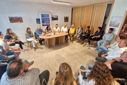 Reunión de los cargos socialistas con representantes de la Plataforma en Defensa de la Sanidad Pública.