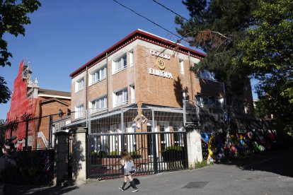 La Ertzaintza ha abierto una investigación por abusos sexuales a menores en un colegio de Getxo (Bizkaia), según ha informado el departamento vasco de Seguridad. Las pesquisas comenzaron a raíz de la cuatro denuncias presentadas por los familiares contra el profesor de inglés del colegio Europa, según ha publicado este martes El Correo. Dicho docente ha sido apartado del centro educativo, según el mismo rotativo. EFE/ Miguel Toña