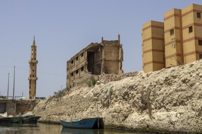 En el pintoresco barrio de Al Max, en Alejandría, apenas queda rastro de lo que fue la ‘Venecia de Egipto’. Pero esos asentamientos aún están muy presentes en las mentes de las cientos de familias de pescadores que fueron expulsadas de sus casas hace unos años ante los planes de construcción de un nuevo puerto. EFE/Carles Grau Sivera