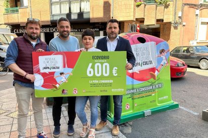 Entrega del premio a la peña culturalista ganadora del reto de reciclaje de vidrio.