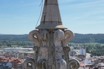 Imagen captada por el dron de la aguja de la Torre Sur.