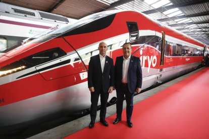 Imagen de archivo del consejero de Iryo, el primer operador privado español de Alta Velocidad, Simone Gorini (i), y el director general, Victor Bañares, en la presentación en la estación de Atocha en Madrid de la propuesta comercial del nuevo operador ferroviario. EFE/Juan Carlos Hidalgo