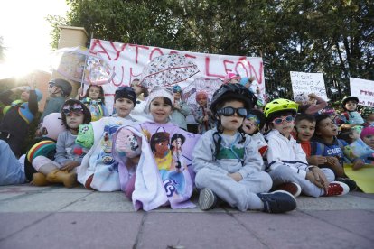 La Ampa ha organizado esta protesta para conseguir que el Ayuntamiento de León y la Consejería de Educación tomen una decisión urgente ante el mal estado de las instalaciones.