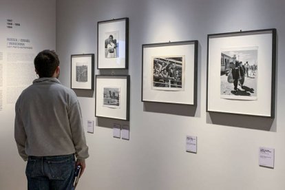 Exposición dedicada a Robert Capa en Normandía.