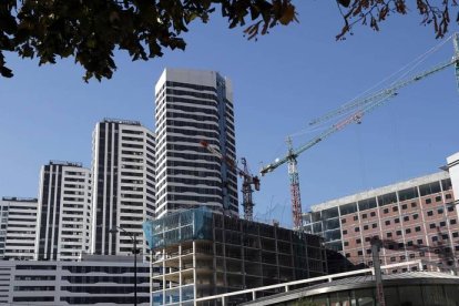 Edificio en construcción junto a viviendas residenciales en Bilbao.