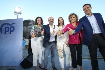 Lidia Coca, Morala, Ester Muñoz, Dolors Montserrat y De la Hoz, al acabar el mitin.