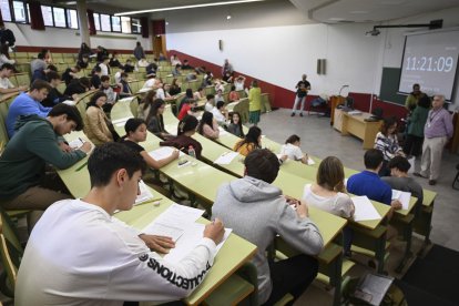 Foto de archivo de una clase llena de alumnos en un examen de la EBAU en la facultad de Derecho de la Universidad de León EFE/J.Casares