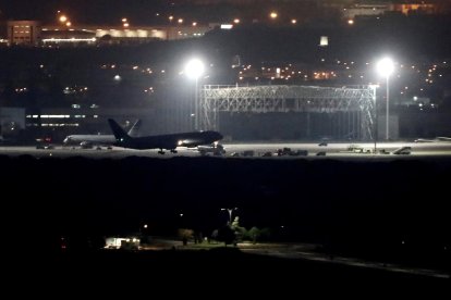 Imagen de archivo de aviones sobre la pista del aeropuerto Adolfo Suárez Madrid-Barajas. EFE/Mariscal