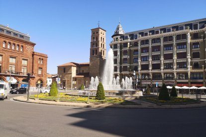 La plaza de Santo Domingo ya está vallada por si este sábado gana la Champions el Real Madrid.