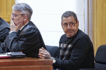 Este viernes ha comenzado el juicio contra Pablo Antonio S.H., apodado El Chiqui (d), quien se enfrenta a 58 años de prisión que reclama la Fiscalía por asesinar con un fusil a un vecino y al que fuera teniente coronel de la Unidad Especial de Intervención de la Guardia Civil en ese momento de los hechos, ocurridos la madrugada del 1 de julio de 2022 en Santovenia de Pisuerga (Valladolid). EFE/Nacho Gallego