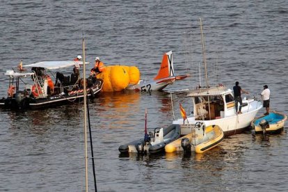 Búsqueda de una avioneta en un pantano, en una imagen de archivo.